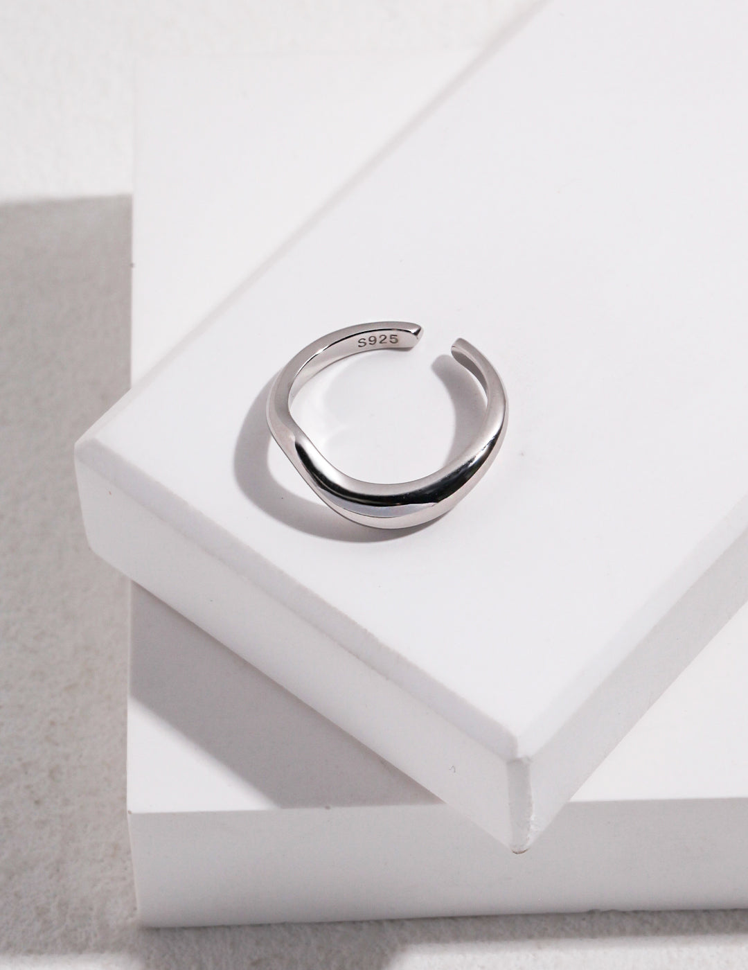 Minimalist Wavy Ring